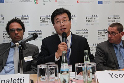 Mr. Cardinaletti and the Mayor of Suwon (Corea)                                                                                                                                                                        during the Conference in Bonn
