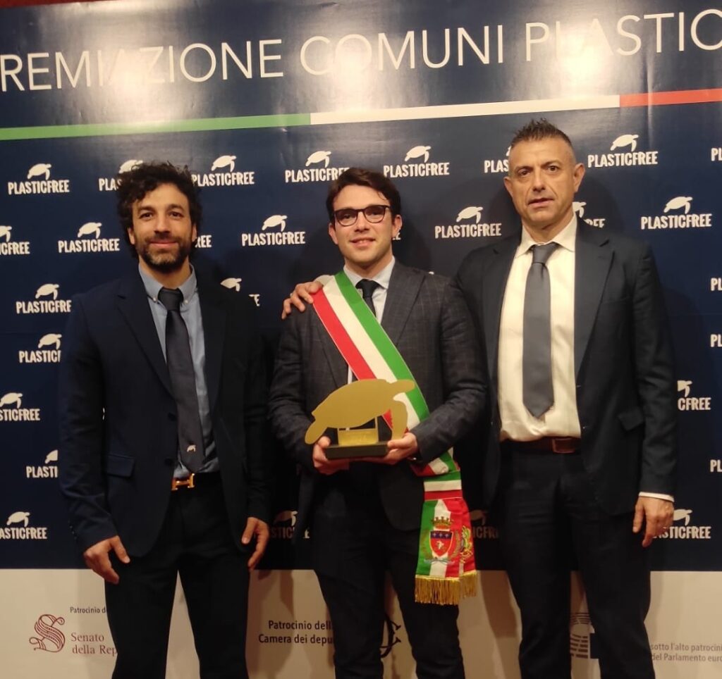 L’ASSESSORE MARCO BATTINO RITIRA A MILANO IL PREMIO PLASTIC FREE